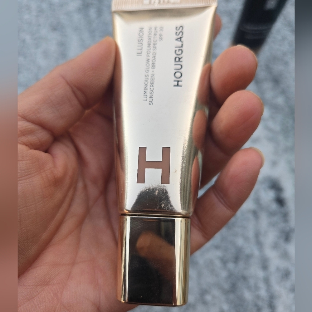 Hourglass Illusion Luminous Glow Foundation SPF 30 Shade 21 - Picture 3 of 11